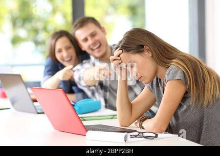 I compagni di scuola il bullismo un triste vittima di una classe Foto Stock