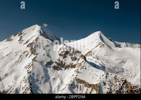 Incredibile paesaggio invernale di Vihren e Kutelo picchi, montagna Pirin, Bulgaria Foto Stock