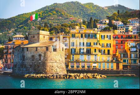 Retrò castello italiano mare vintage viaggio sfondo Castello di Rapallo riviera italiana - Italia . Foto Stock