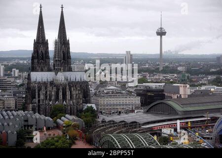 Köln - Impressionen - Köln von oben - Blick auf Dom, Hauptbahnhof und im Hintergrund auf den Fernsehturm 'Colonius'. Foto Stock