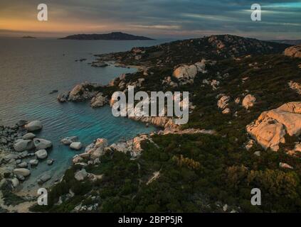 Scenic isola Sardegna paesaggio. Mare Italia ​​coast con azure acqua chiara. La natura dello sfondo. Immagini aeree con una calda luce della sera. Foto Stock