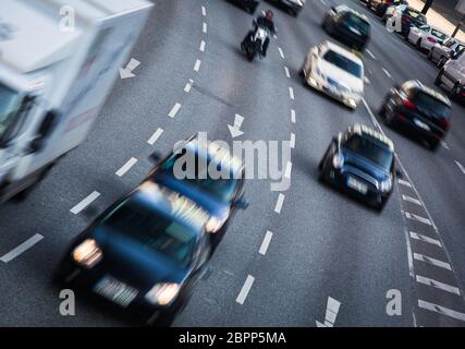 Per le strade delle città con traffico pesante - movimento sfocati e dai toni di colore immagine Foto Stock