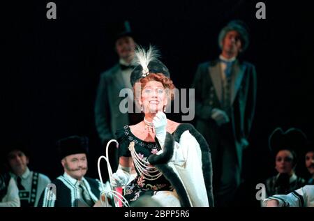 Felicity Lott (Hanna Glawari) nella VEDOVA ALLEGRA di Franz Lehar alla Royal Opera, Shaftesbury Theatre Season, Londra nel 1997 libro e testi: Victor Leon & Leo Stein nuova traduzione in inglese: Jeremy Sams direttore: Dietfried Bernet design: Richard Hudson illuminazione: Jennifer Tipton coreografo: Ron Howell regista: Graham Foto Stock