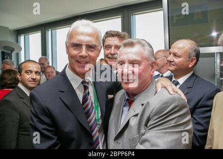 Coppa delle confederazioni FIFA 2005 a Köln - Franz Beckenbauer mit FC Legende Hans Schäfer Foto Stock