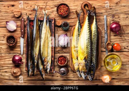 Appetitoso pesce affumicato su cucina board.sgombro affumicato.pesce affumicato con spezie Foto Stock