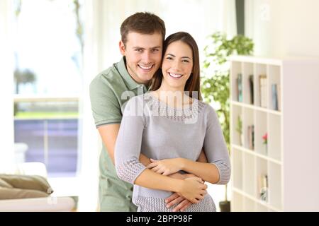 Ritratto di un orgoglioso proprietario di abitazione che posa guardarti in piedi nel soggiorno a casa Foto Stock