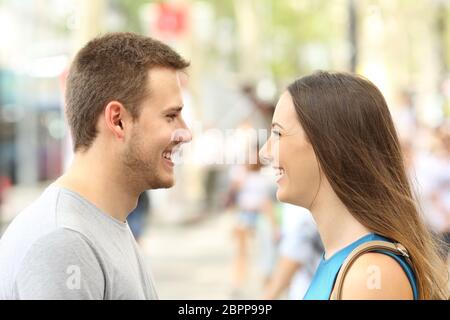 Profilo di coppia in cerca di ogni altro Falling in Love sulla strada Foto Stock