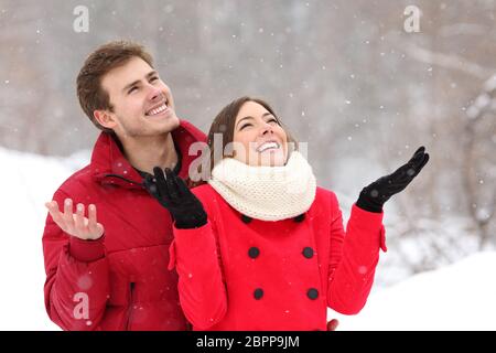 Coppia felice godendo di neve in inverno vacanze in montagna Foto Stock