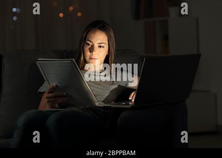 Studiosa studente studiare online fino a tardi nella notte a casa Foto Stock