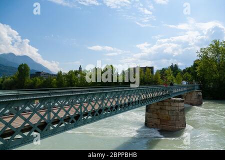 Innsbruck centro città vista. Acciaio ponte pedonale. Ponte Innsteg Foto Stock