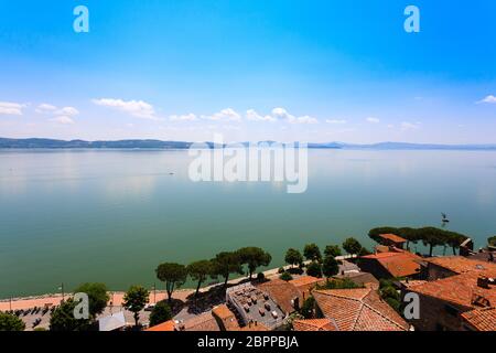 Lago Trasimeno vista da Passignano sul Trasimeno castello, Italia. Paesaggio italiano Foto Stock