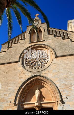 Cattedrale di Sant Jaume vicino alle mura del castello romano di Alcudia, Maiorca, Isole Baleari, Spagna Foto Stock