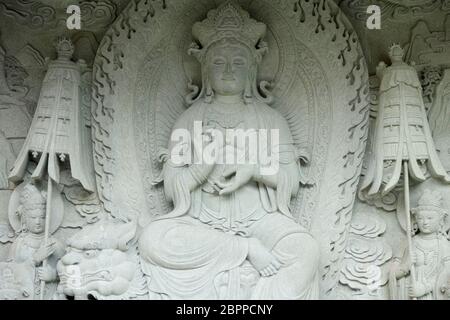 Sculture a muro al monastero buddista po Lin sull'isola di Lantau a Hong Kong, Cina. Foto Stock