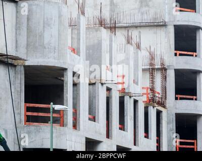 Conchiglia in cemento con ferro da stiro di un futuro edificio di uffici a Berlino Mitte di fronte alla galleria delle pareti sulla Sprea. Foto Stock