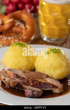 Bavarian arrosto di maiale con canederli Foto Stock