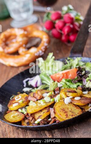 Tirolese groestl di patate con cipolle Foto Stock