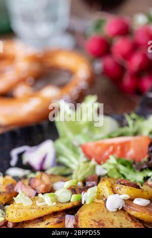 Tirolese groestl di patate con cipolle Foto Stock