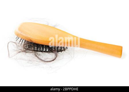 Hairloss problema. Spazzola per capelli con la perdita dei capelli in esso, isolato su sfondo bianco. Foto Stock
