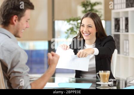 Imprenditrice rottura di contratto con un cliente felice in ufficio Foto Stock