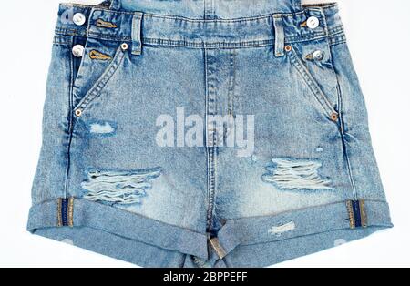 camici in denim femmina con tasche isolate su sfondo bianco. Abiti estivi da spiaggia. Foto Stock