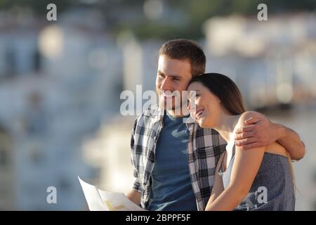 Felice coppia di turisti Falling in Love contemplare viste in una periferia della città Foto Stock