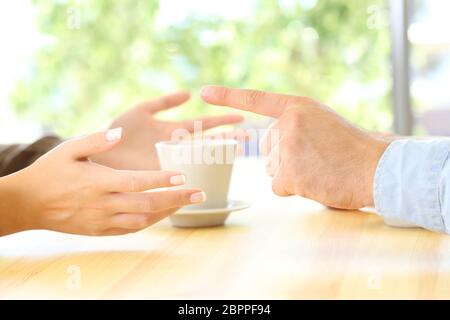 Close up di un amici sostenendo le mani in un ristorante di tabella o home Foto Stock