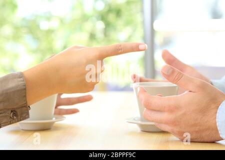 Primo piano di due mani che si discutono su un tavolo a casa o in una caffetteria Foto Stock