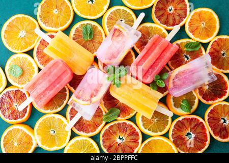 Congelati popsicles con agrumi freschi e foglie di menta Foto Stock