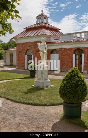 ST. PETERSBURG, Russia - Luglio 08, 2017: Statua che si trova nella parte anteriore del Palazzo Monplaisir a Peterhof giardini, vicino a San Pietroburgo in Russia. Foto Stock