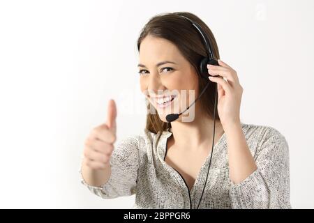 Ritratto di un operatore telefonico che vi guardano e gesticolando pollice in alto su sfondo bianco Foto Stock