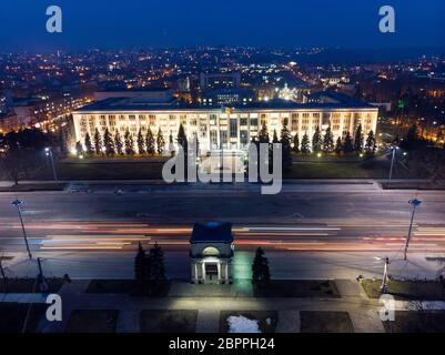 Vista aerea del drone del centro di chisinau di notte con cielo azzurro e chiaro, edificio governativo e arco, Moldavia Foto Stock