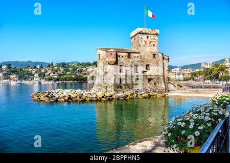 Castelli italiani in mare bandiera italiana - Rapallo Genova Golfo del Tigullio vicino Portofino Italia . Foto Stock