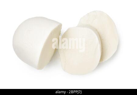 Pezzi di mozzarella di bufala isolati su sfondo bianco. Vista dall'alto del formaggio a fette. Foto Stock