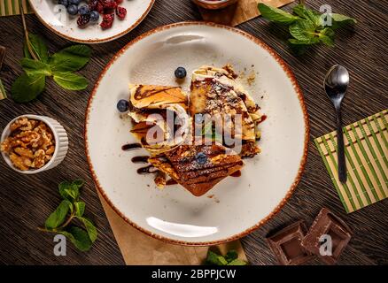 Piatto di laici deliziosa crepes con cioccolato e noci Foto Stock