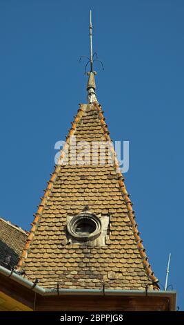 Vecchia Torre quadrata tipo sul tetto di un edificio Foto Stock