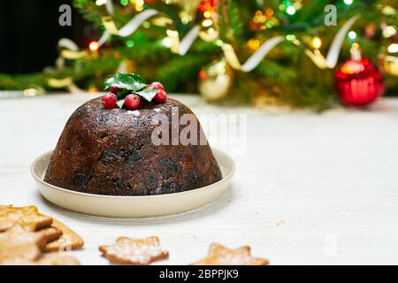 Pudding di natale tradizionale su sfondo di abete. Spazio di copia Foto Stock