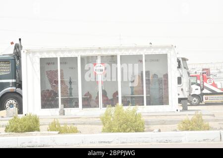 Chiuso a causa della pulizia disinfettante. La fermata dell'autobus climatizzato ad Abu Dhabi, Emirati Arabi Uniti. Foto scattata il 18 maggio 2020. Foto Stock