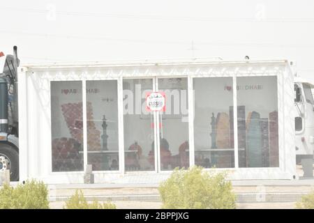 Chiuso a causa della pulizia disinfettante. La fermata dell'autobus climatizzato ad Abu Dhabi, Emirati Arabi Uniti. Foto scattata il 18 maggio 2020. Foto Stock