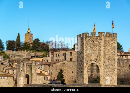 Ingresso alla bellissima città medievale di Besalu, Spagna Foto Stock