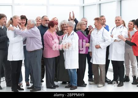 I pazienti abbracciano i medici come segno di gratitudine Foto Stock