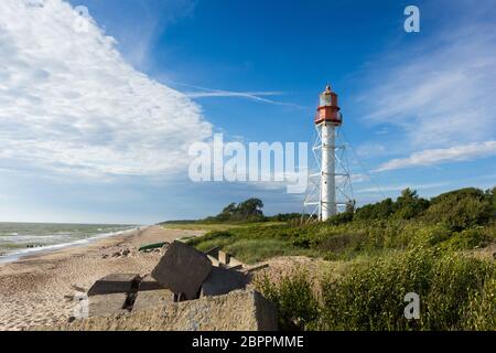 Il faro di Pape è un faro situato sulla costa lettone del Mar Baltico. Foto Stock