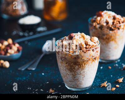 Gingerbread coconut durante la notte i fiocchi d'avena servite con granola,pecan,miele.ricetta e idea vegana sana prima colazione - a base di piante per una notte di Latte di avena con c Foto Stock