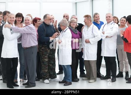 I pazienti abbracciano i medici come segno di gratitudine Foto Stock