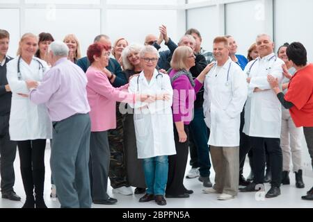 I pazienti abbracciano i medici come segno di gratitudine Foto Stock