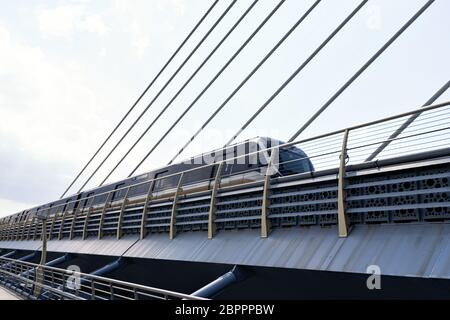 metropolitana su un ponte. Treno della metropolitana sul ponte aperto nella stazione del corno dorato di istanbul Foto Stock
