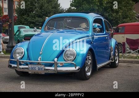 TORONTO, CANADA - 08 18 2018: Splendida auto blu 1955 Volkswagen Beetle Oldtimer realizzata dall'automobilatore tedesco Volkswagen in mostra all'auto all'aperto Foto Stock