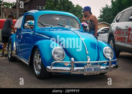 TORONTO, CANADA - 08 18 2018: Splendida auto blu 1955 Volkswagen Beetle Oldtimer realizzata dall'automobilatore tedesco Volkswagen in mostra all'auto all'aperto Foto Stock