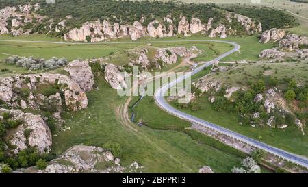 Paesaggio di montagna con alcune delle più antiche rocce calcaree formazioni in Europa in Dobrogea gole, Romania Foto Stock
