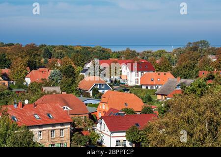 Edifici con cielo blu in Wustrow, Germania. Foto Stock