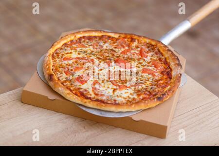 Cuoci la pizza italiana originale a casa - preparazione tradizionale Foto  stock - Alamy